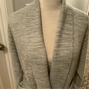 🔥BUY IT NOW🔥Simply Vera gray cardigan sweater. Size S/M Long sleeves.